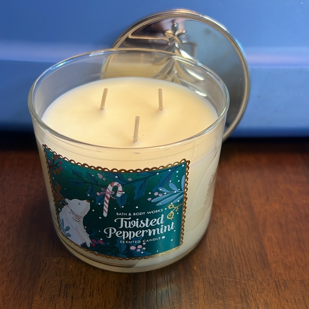 Bath & Body‎ Works Twisted Peppermint 3 wick candle - Picture 3 of 3